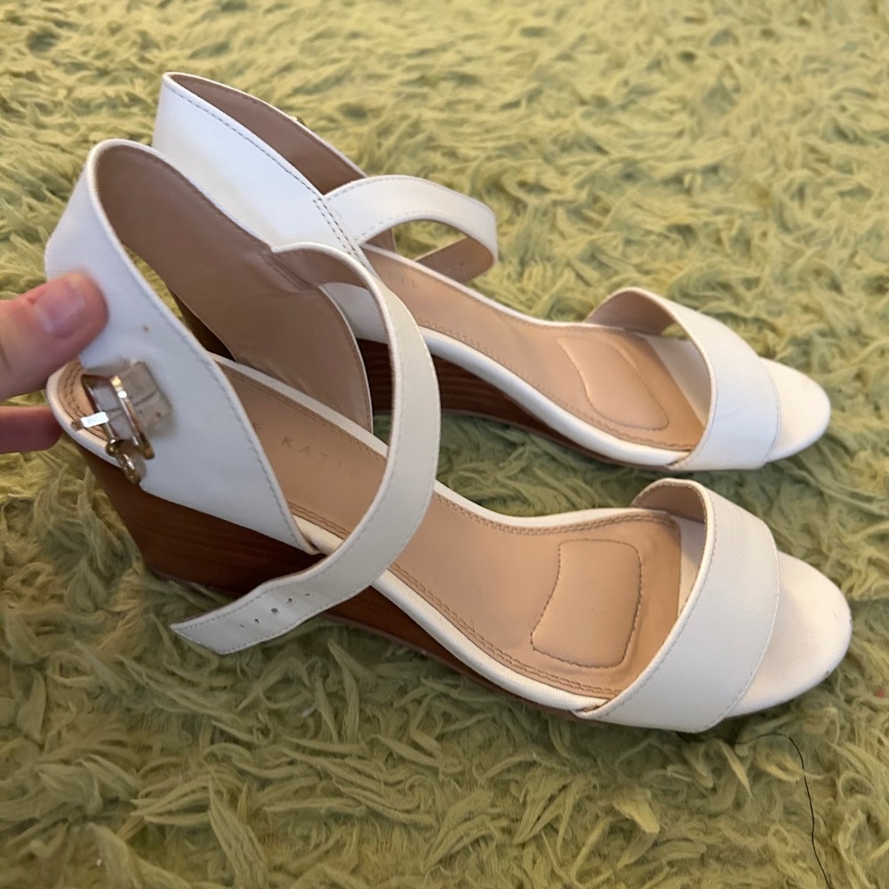 Kelly & Katie White Wedges Gold Accents Size 9M